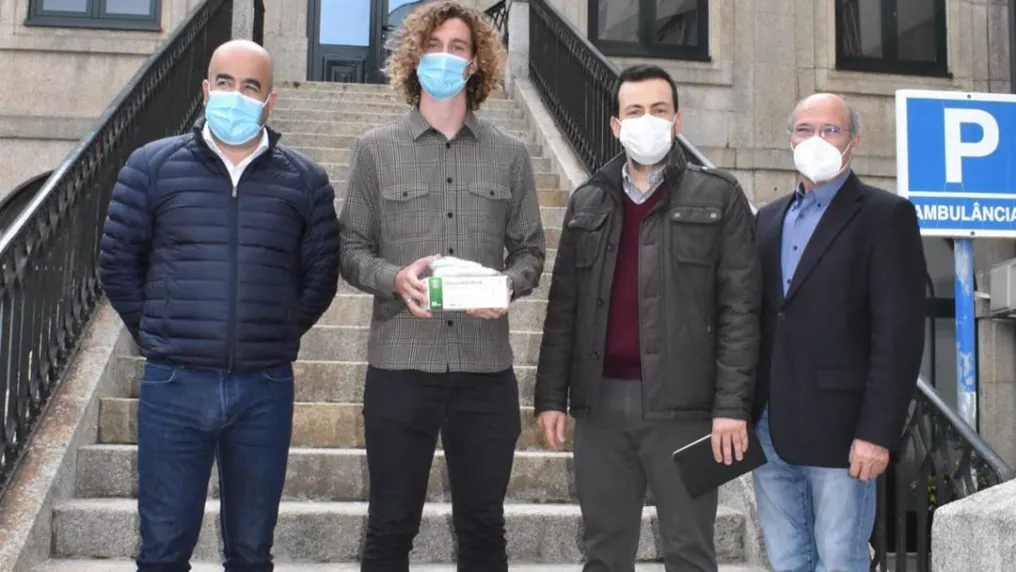 Божидар Краев дарява защитно облекло на португалска болница