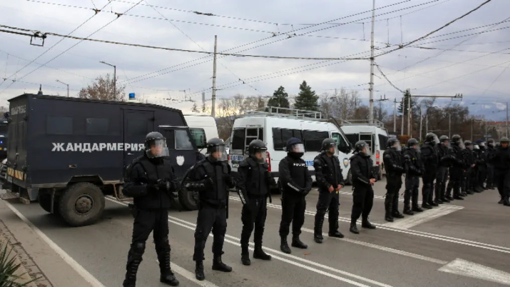 Задържаха 10 души преди 
