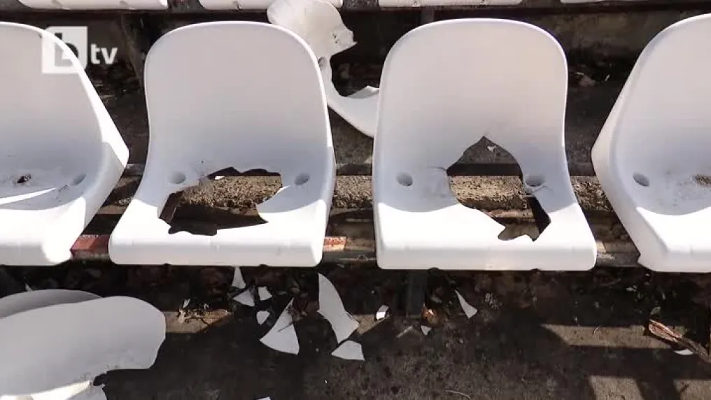 Вижте как изглежда стадионът на Славия след погрома (ВИДЕО)