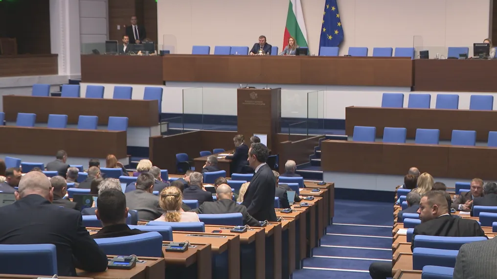 Напрежение в парламента: ГЕРБ иска закриване на Антикорупционната комисия, опозицията протестира
