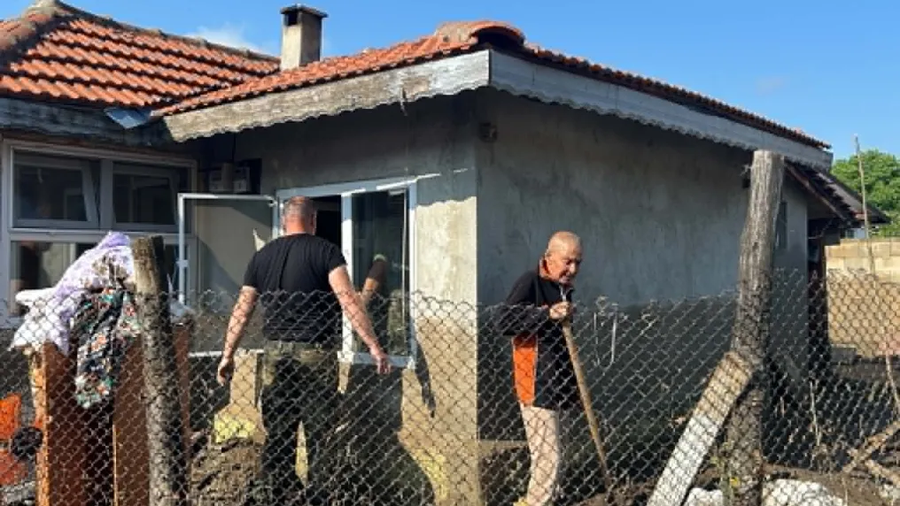 Тонове кал и тиня, блокирани улици и отчаяни хора: Армията помага в село Тича след наводнението