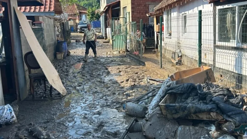 Военнослужещи се включват в разчистването на къщите, залети от водата в с. Тича (ВИДЕО)