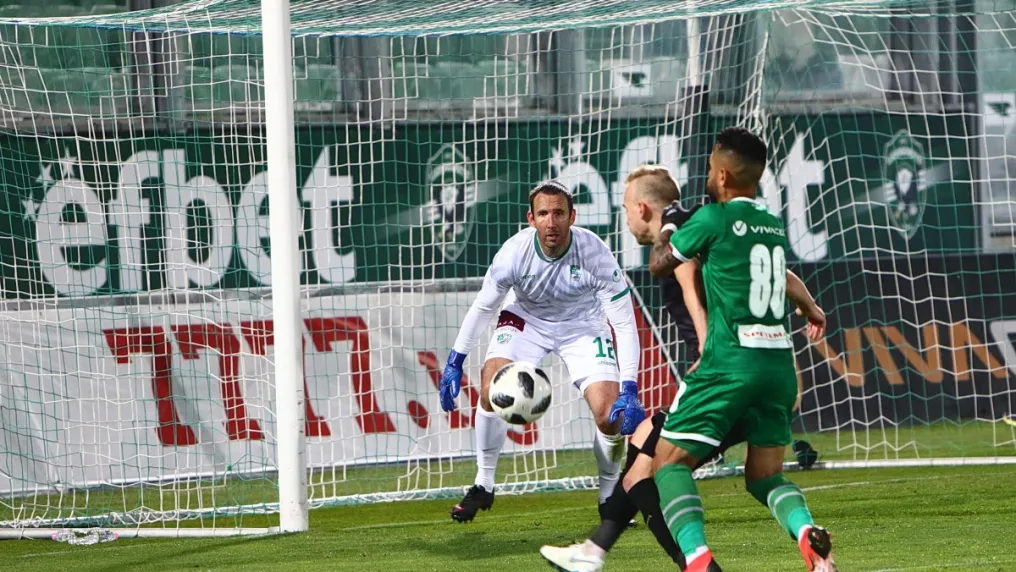 Куп пропуски и страхотни вратари запазиха 0:0 между 