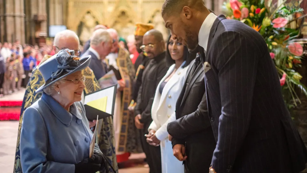Кралица Елизабет II изслуша и поздрави Антъни Джошуа (ВИДЕО)