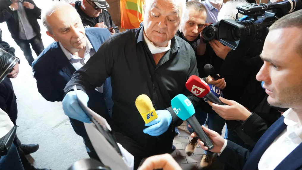 Сашо Диков трябва да предаде акциите на 