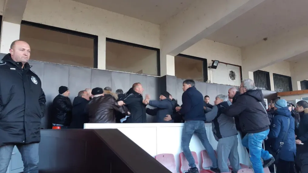 Бой в ложите във Втора лига, пребиха брата на собственика на 