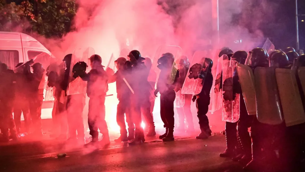 Вижте кръвопролитията между фенове и полиция на протеста срещу БФС (СНИМКИ)