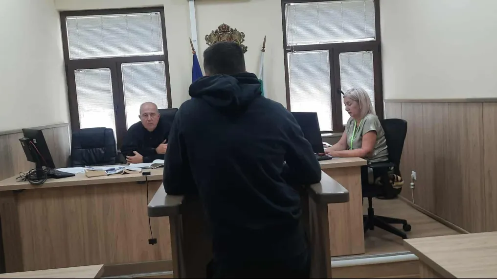 Хулиганът бил на дербито с жена си и децата