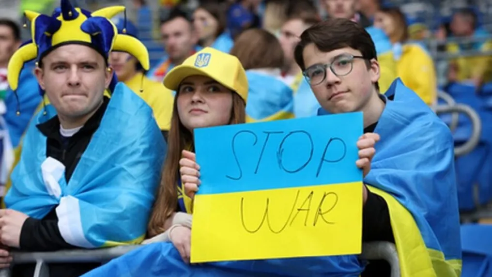 Ток няма, има фарове: Вижте как украинските деца играят футбол на тъмно (ВИДЕО)