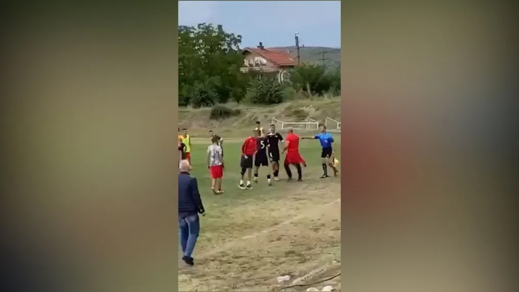 Бой в последната минута на юношески мач между 