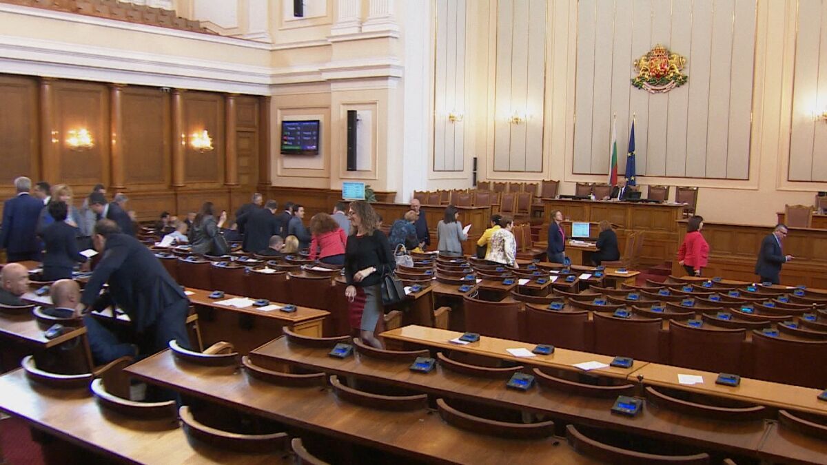 Двойна депутатска ваканция