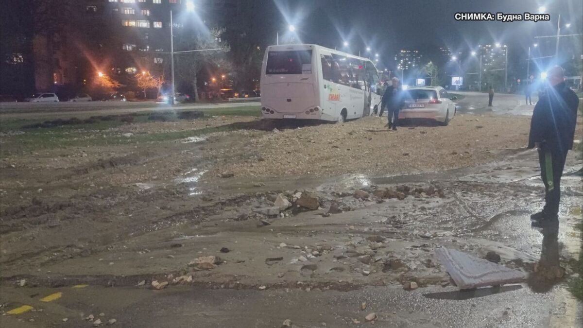 Авария превърна в река бул. „Васил Левски“ във Варна (ВИДЕО)