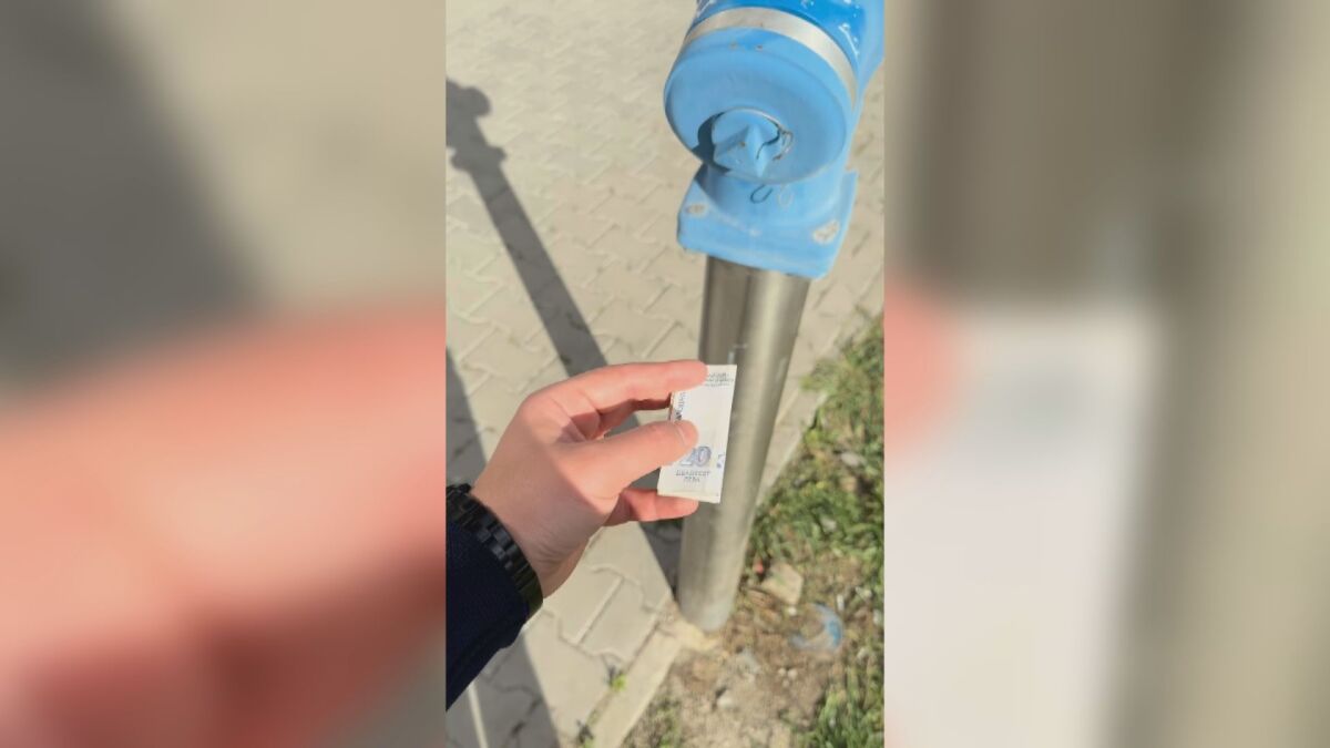 Кой е Мистър Кеш: Момчето, което крие пари, за да бъдат намерени от минувачи