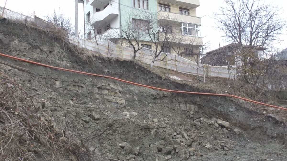 Спрян строеж застрашава къщи в Смолян
