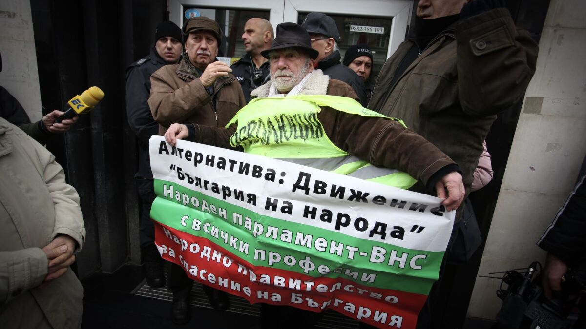 Граждани излязоха на протест срещу поскъпването на водата