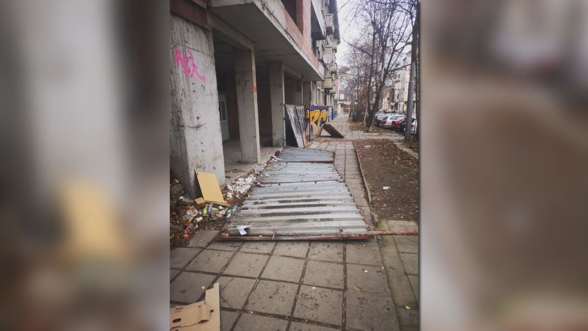 Метална ограда падна върху жена и дете в центъра на София
