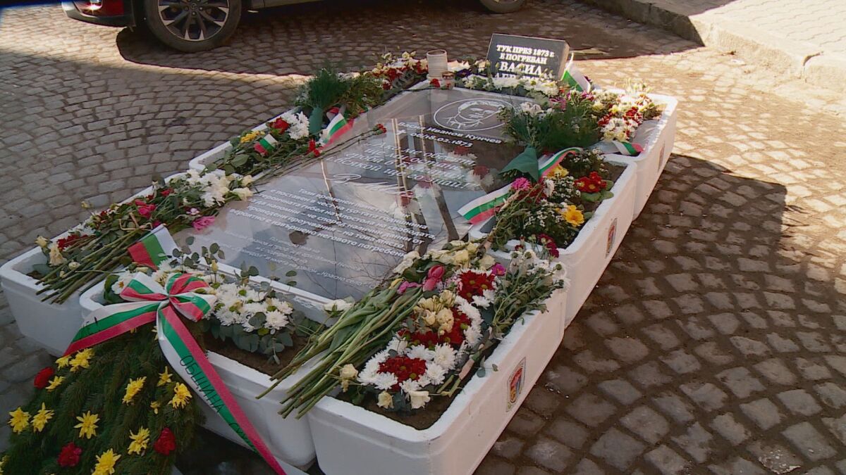 „Тук е погребан Левски“: Как надпис се появи върху две паркоместа в центъра на София?