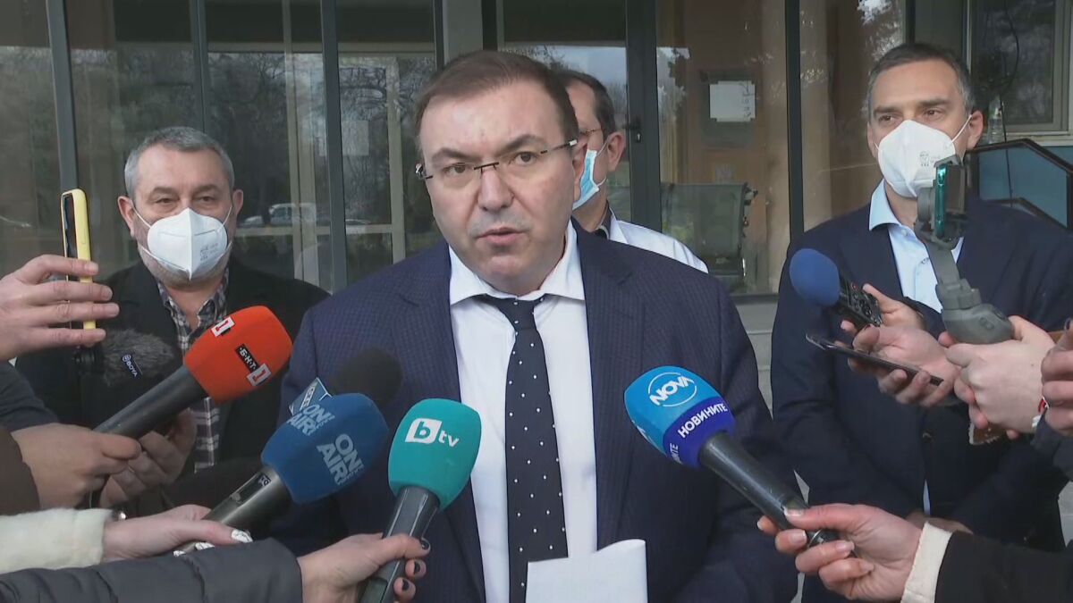 Ангелов: Ваксинираните също пренасят коронавируса