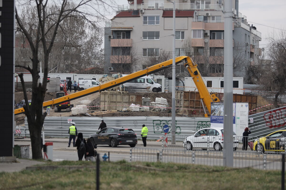 Кран е паднал при строежа на столичното метро (СНИМКИ)