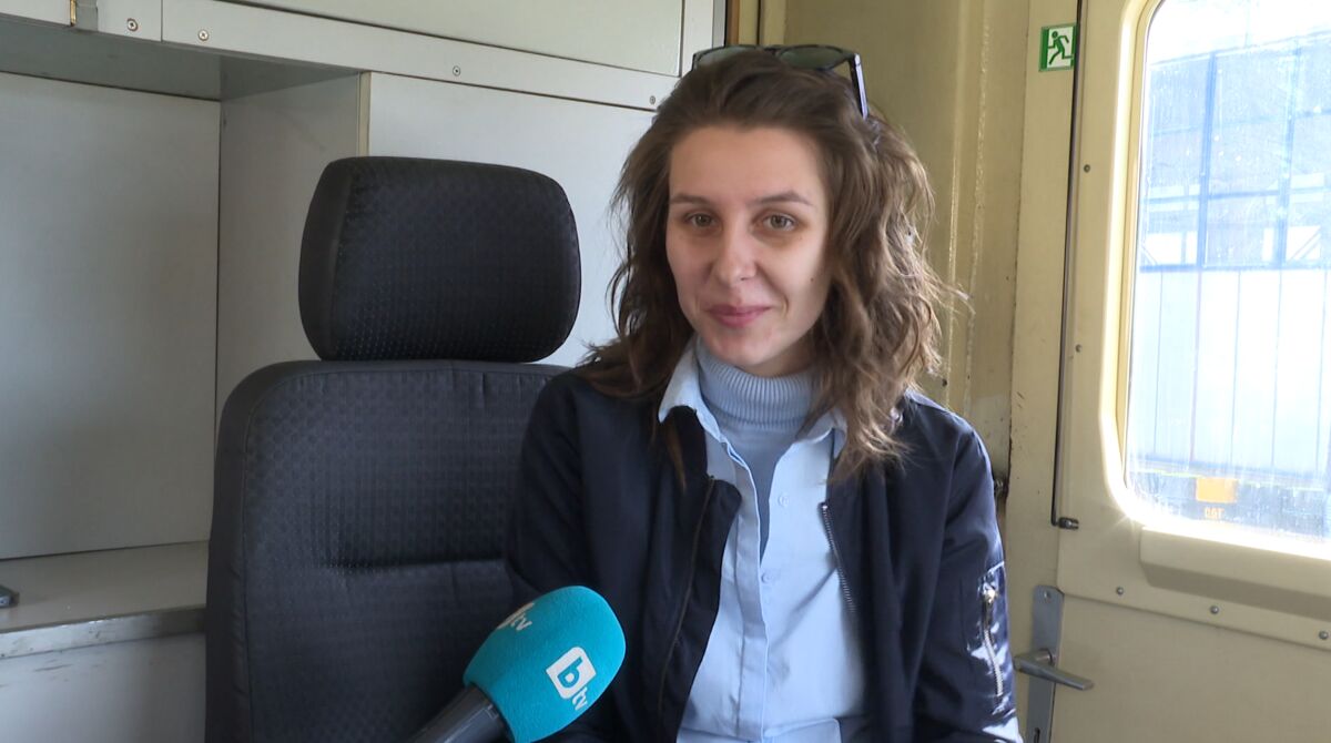На 23 години зад 100-тонен локомотив: Роксана Рашкова - една от трите жени машинисти в България