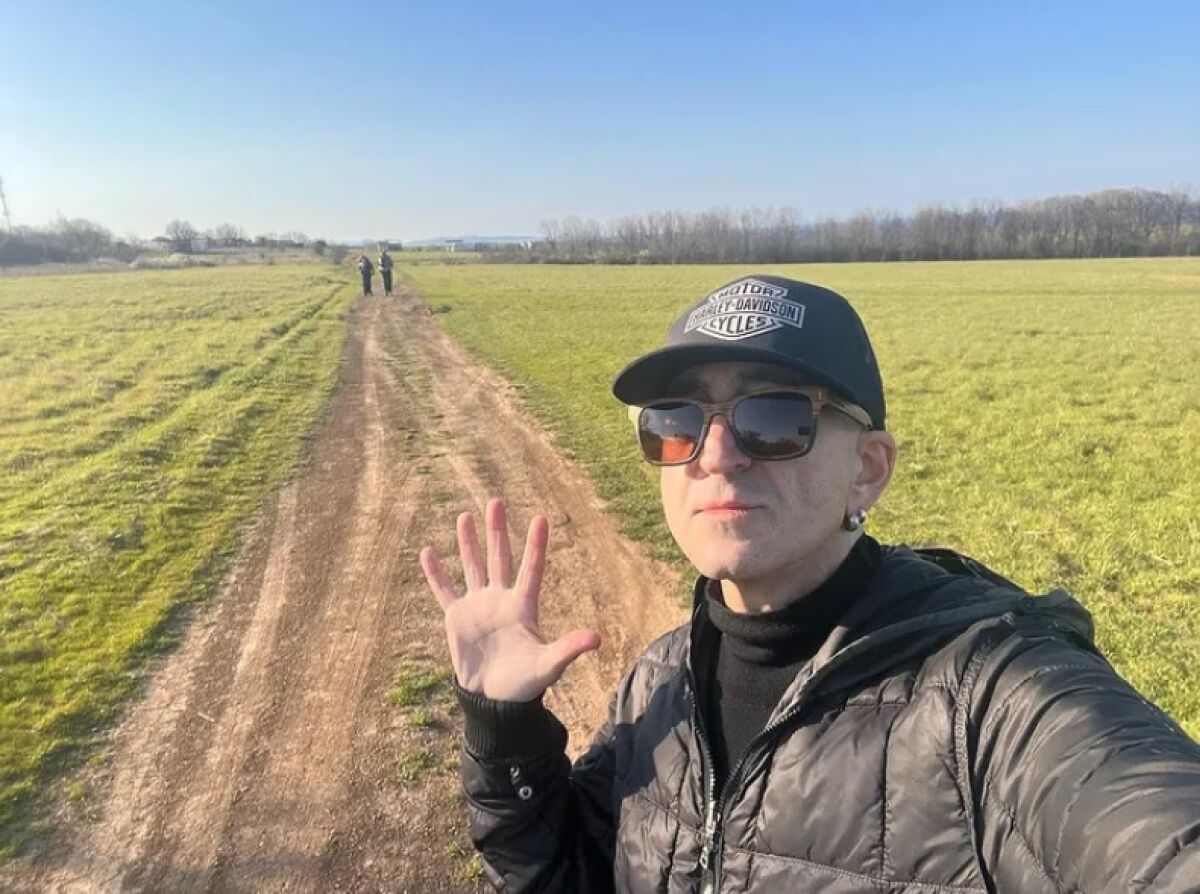 Дони изпя песен за емигрантите, но смята ли да емигрира самият той?