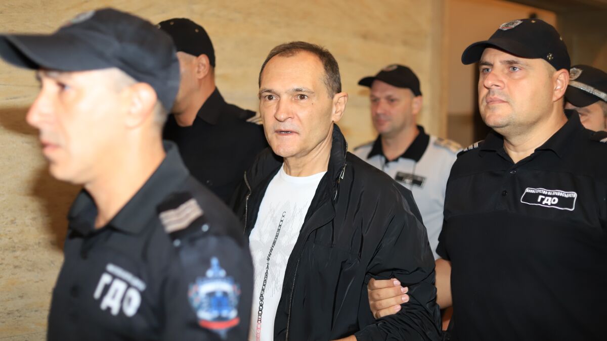 Васил Божков е разпитван в СДВР за Алексей Петров и сделки със запорирани имоти