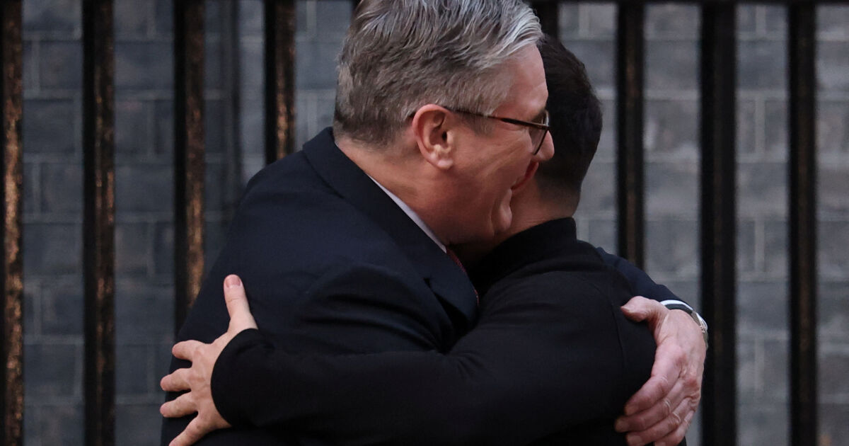 Володимир Зеленски пристигна за срещата си с британския премиер.Кийр Стармър