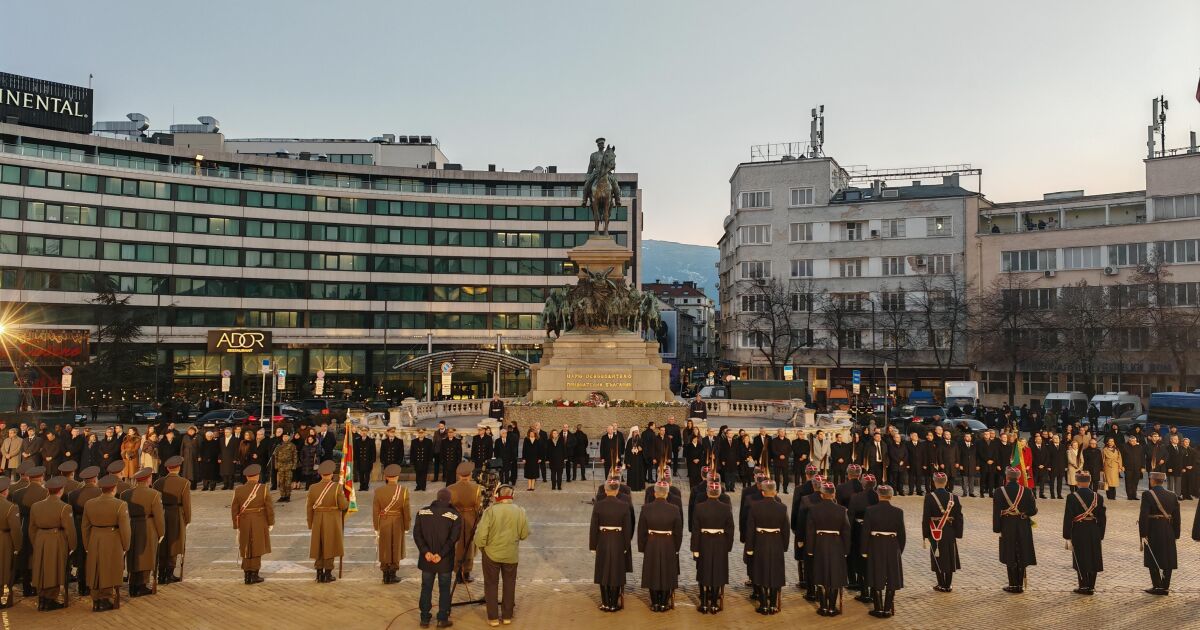 С тържествена заря-проверка на площад Народно събрание“ в София се