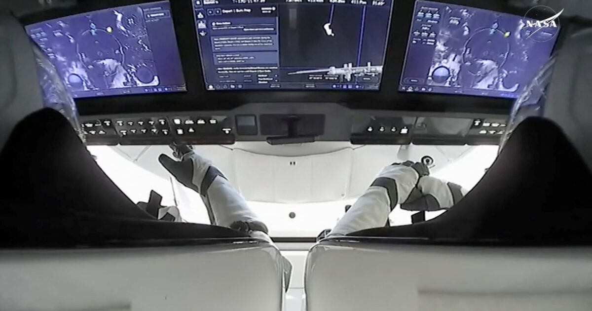 Двамата астронавти, които бяха блокирани в Космоса в продължение на