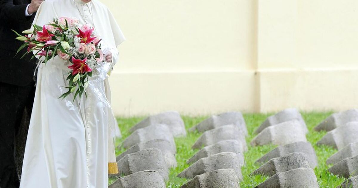 Папа Франциск, който от близо три седмици се бори с