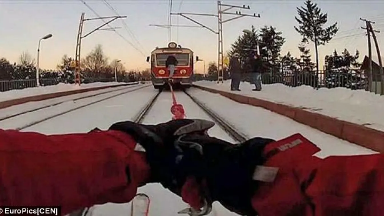 Поляк кара ски, теглен от електричка