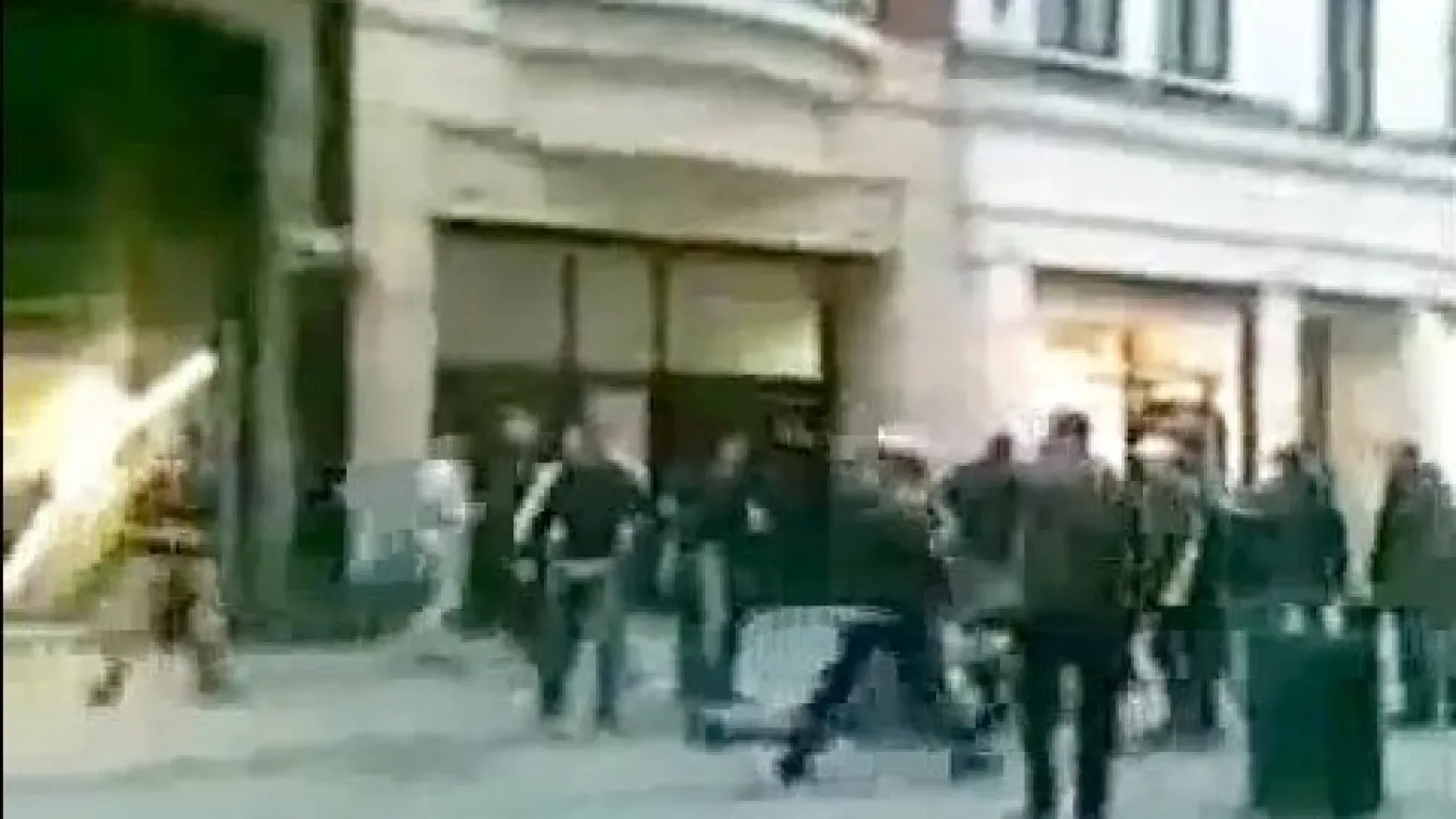 Фенове на ПСЖ и Челси се млатиха в центъра на Париж (ВИДЕО)