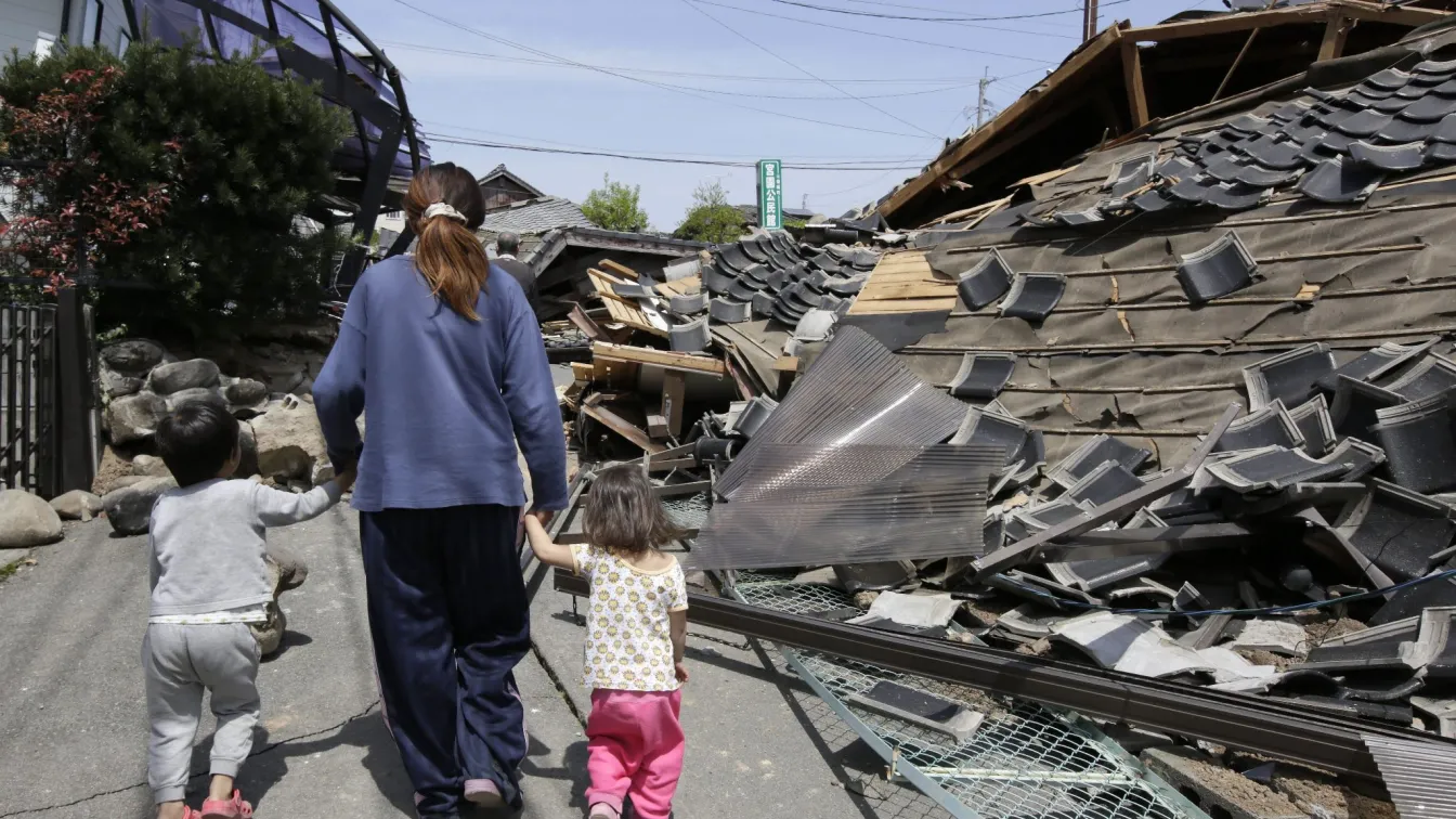 Вторични трусове продължават да люлеят Япония (ГАЛЕРИЯ)