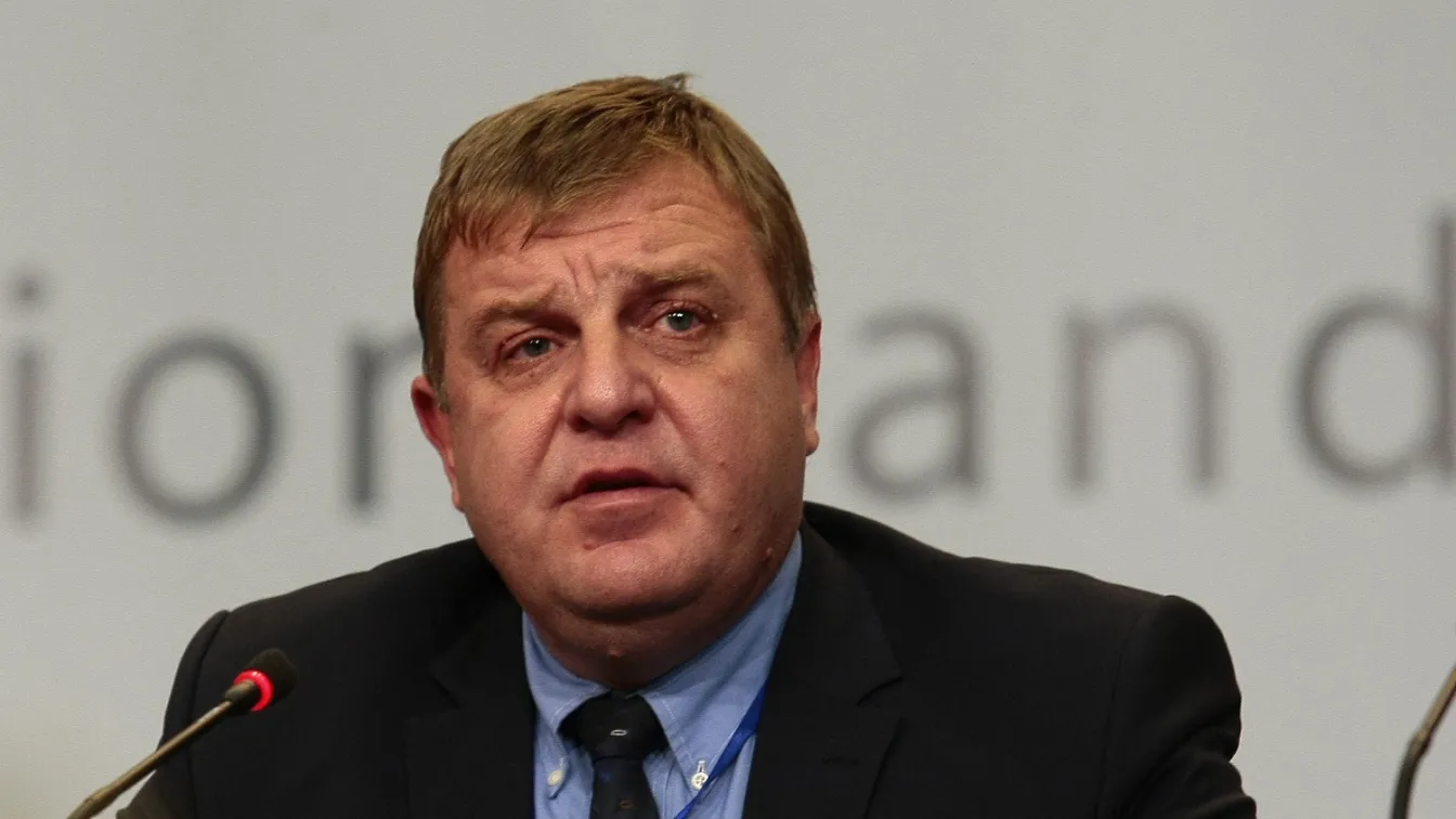 Красимир Каракачанов: Появата на бурката у нас е ясен знак за външен опит за разделяне на обществото