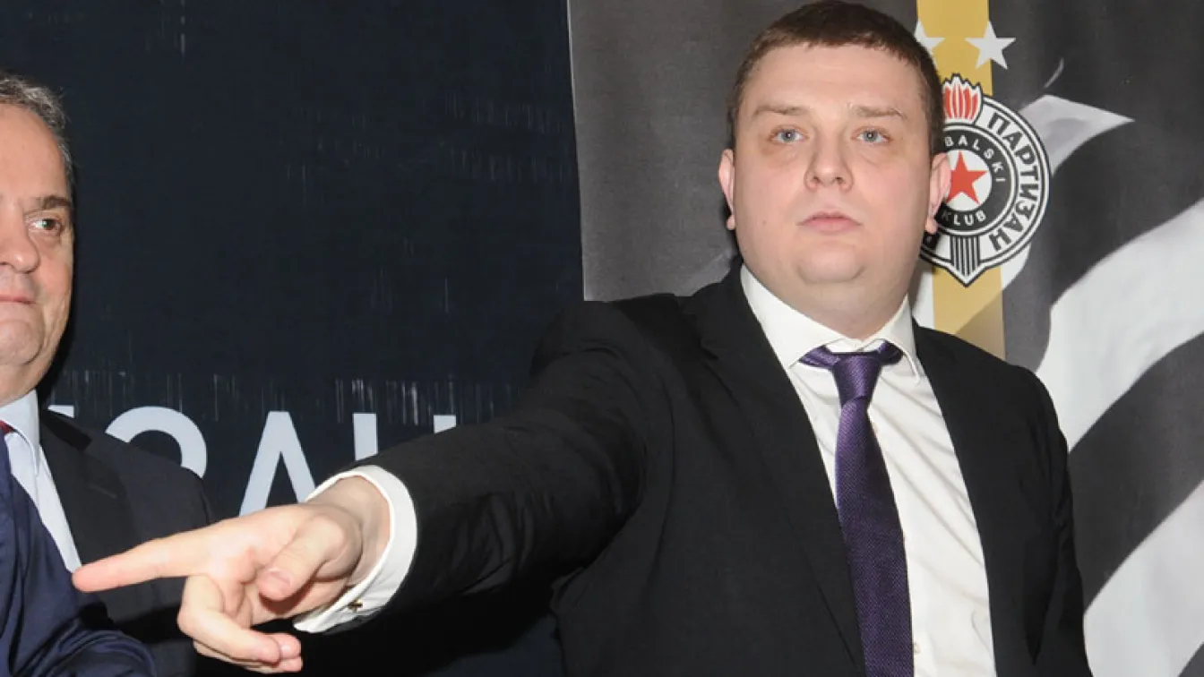 Фенове нападнаха шефа на Валери Божинов. Пострада един от охранителите му