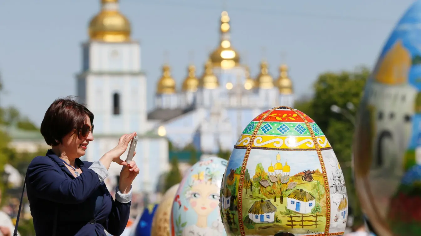 Изложиха 374 половинметрови яйца в центъра на Киев