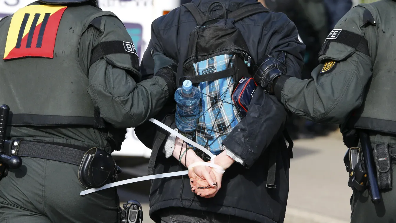 Задържаха 400 демонстранти след сблъсъци с германската полиция преди партиен конгрес
