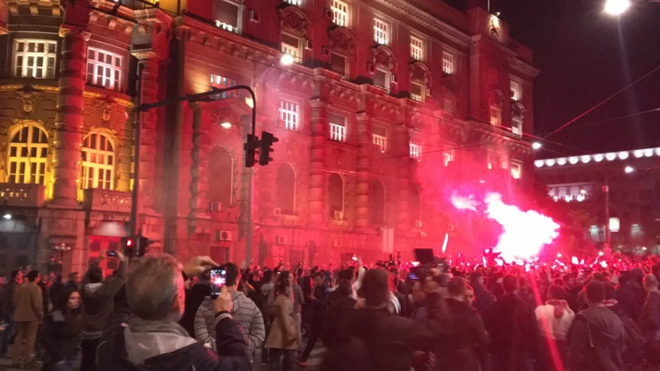 Хиляди протестират срещу избора на Вучич в Сърбия (СНИМКИ и ВИДЕО)