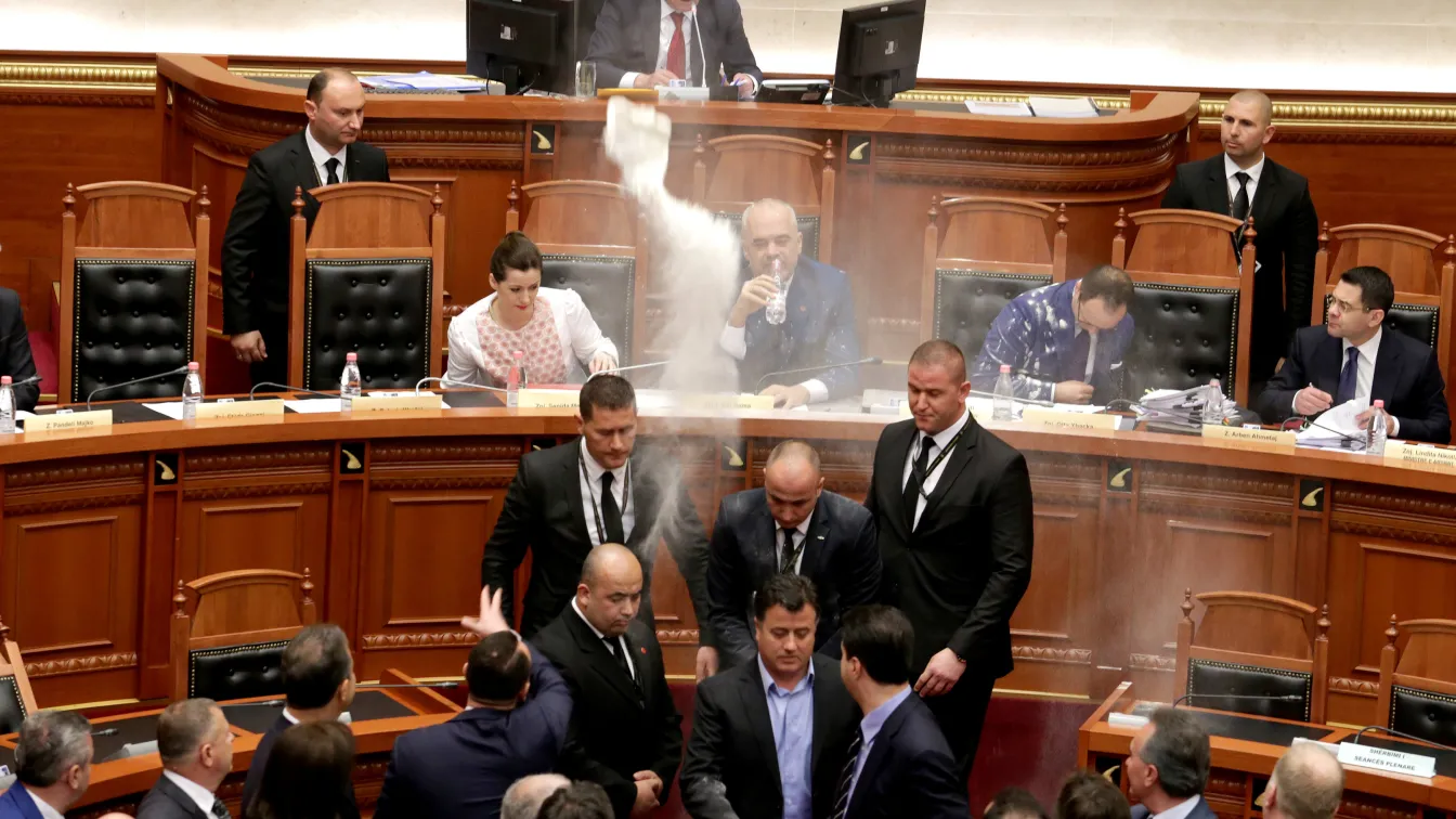 Брашно и яйца по албанския премиер в парламента (СНИМКИ)