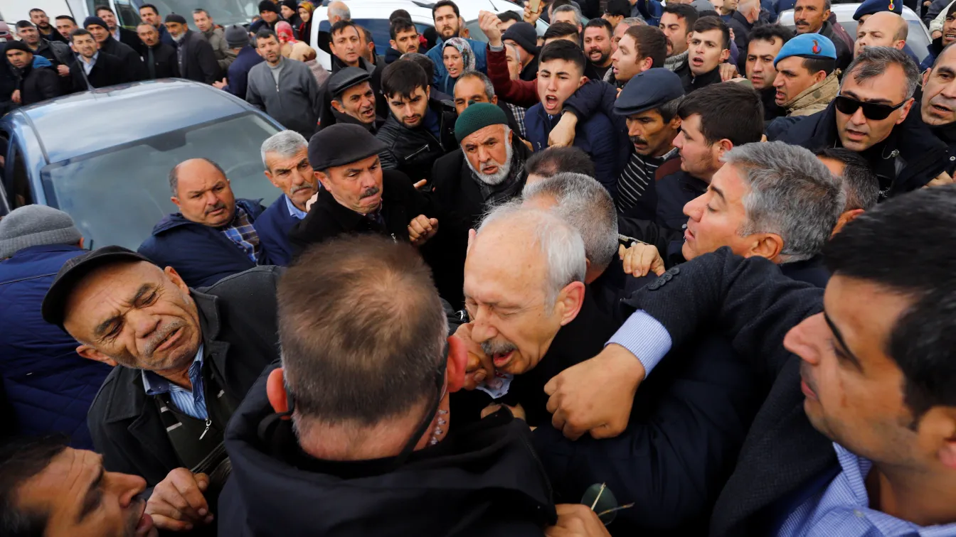 Нападнаха лидера на основната опозиционна партия в Турция