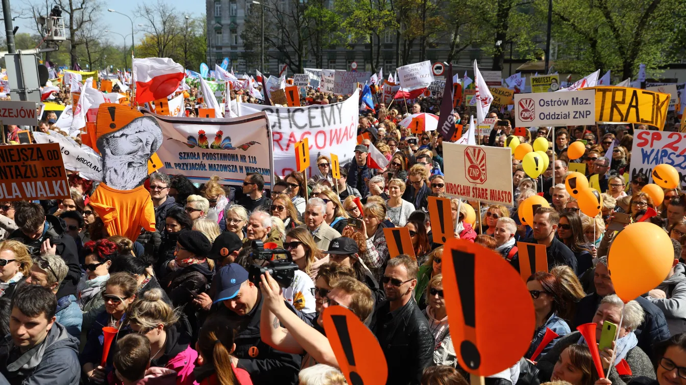 Хиляди учители протестират в Полша за по-високи заплати 