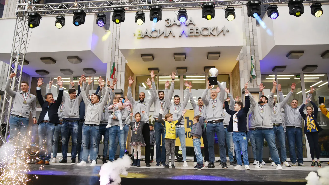 Стотици посрещнаха шампиона 