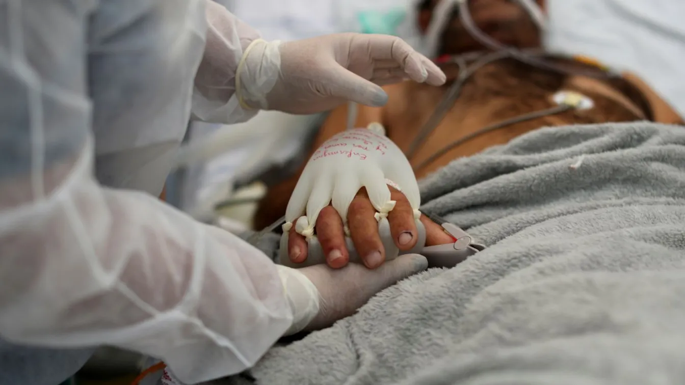 „Ръцете на любовта“: Ръкавици с топла вода успокояват COVID пациенти в кома (СНИМКИ и ВИДЕО)