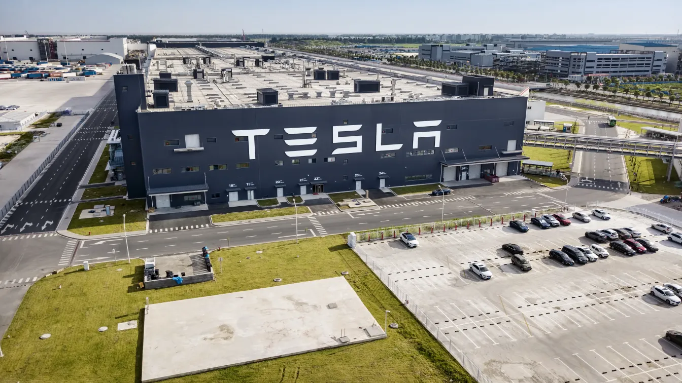 Tesla наема между 500 и 600 служителя на месец в германския си завод