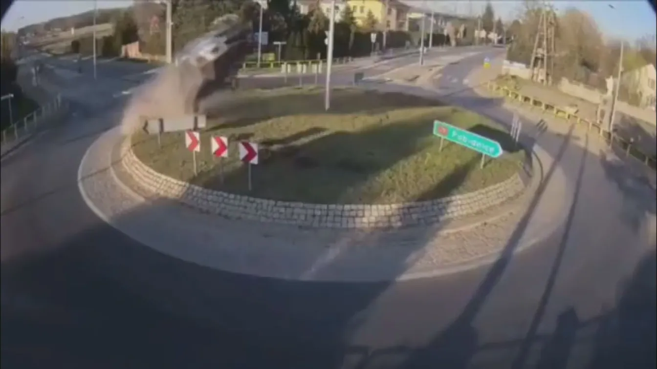 Кола прелетя над кръстовище и се заби в спортна зала (ВИДЕО и СНИМКА)
