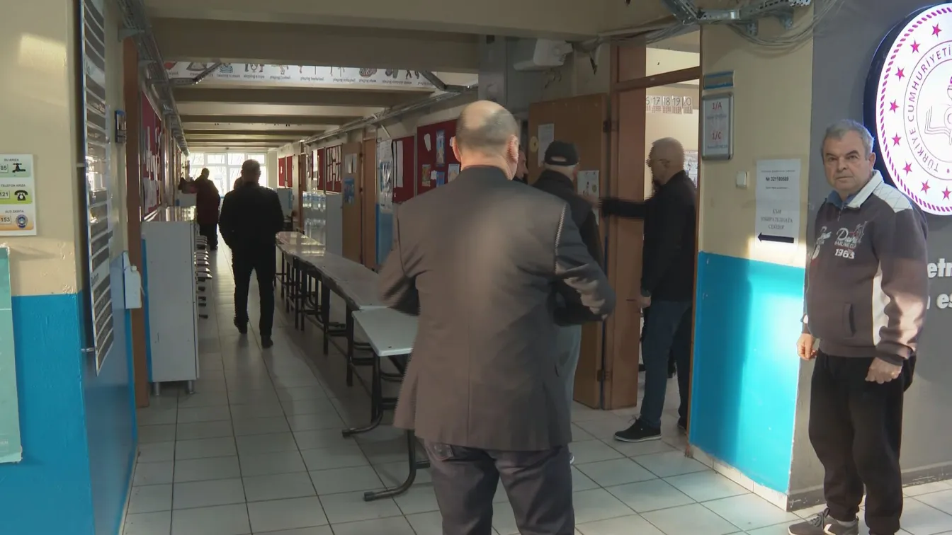 Вотът в Турция: Опашка от попълващи декларации за гласуване