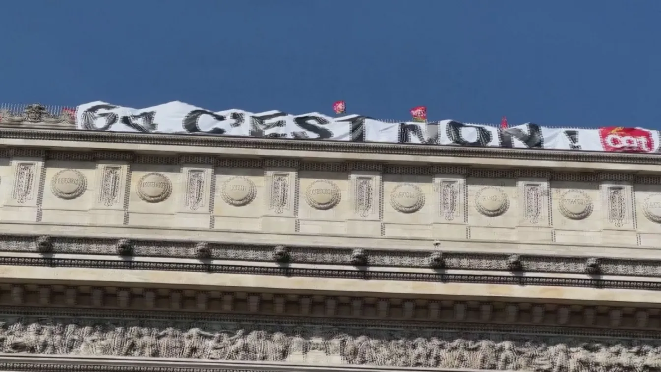 Протестиращите срещу пенсионната реформа превзеха Триумфалната арка (ВИДЕО)