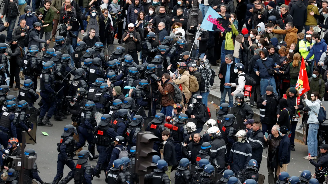 Размириците продължават: Над 1,5 млн. души протестираха във Франция