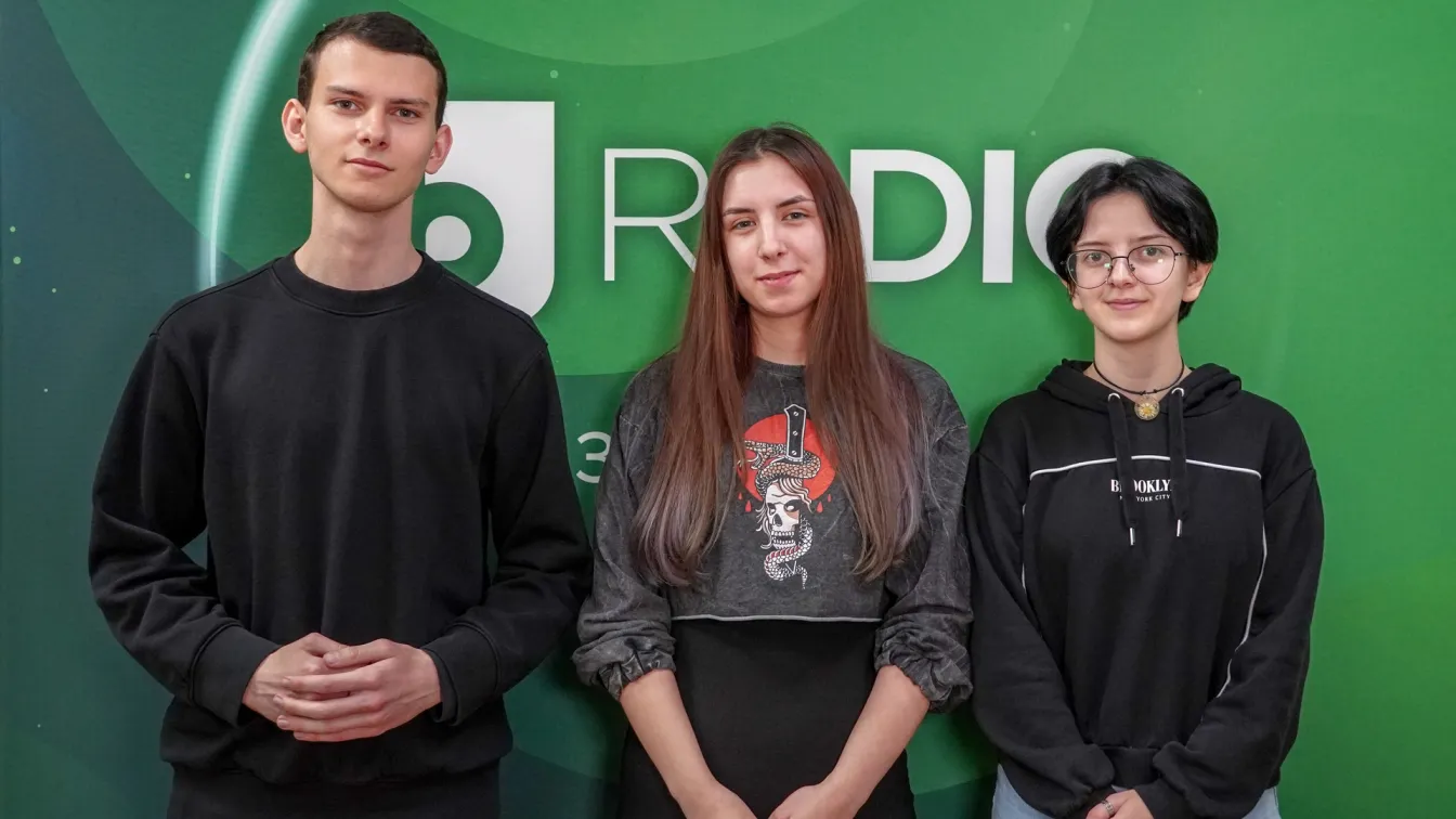 Студенти по японистика пред bTV Radio за Фестивала на японската култура „Бункасай“ на 29 април