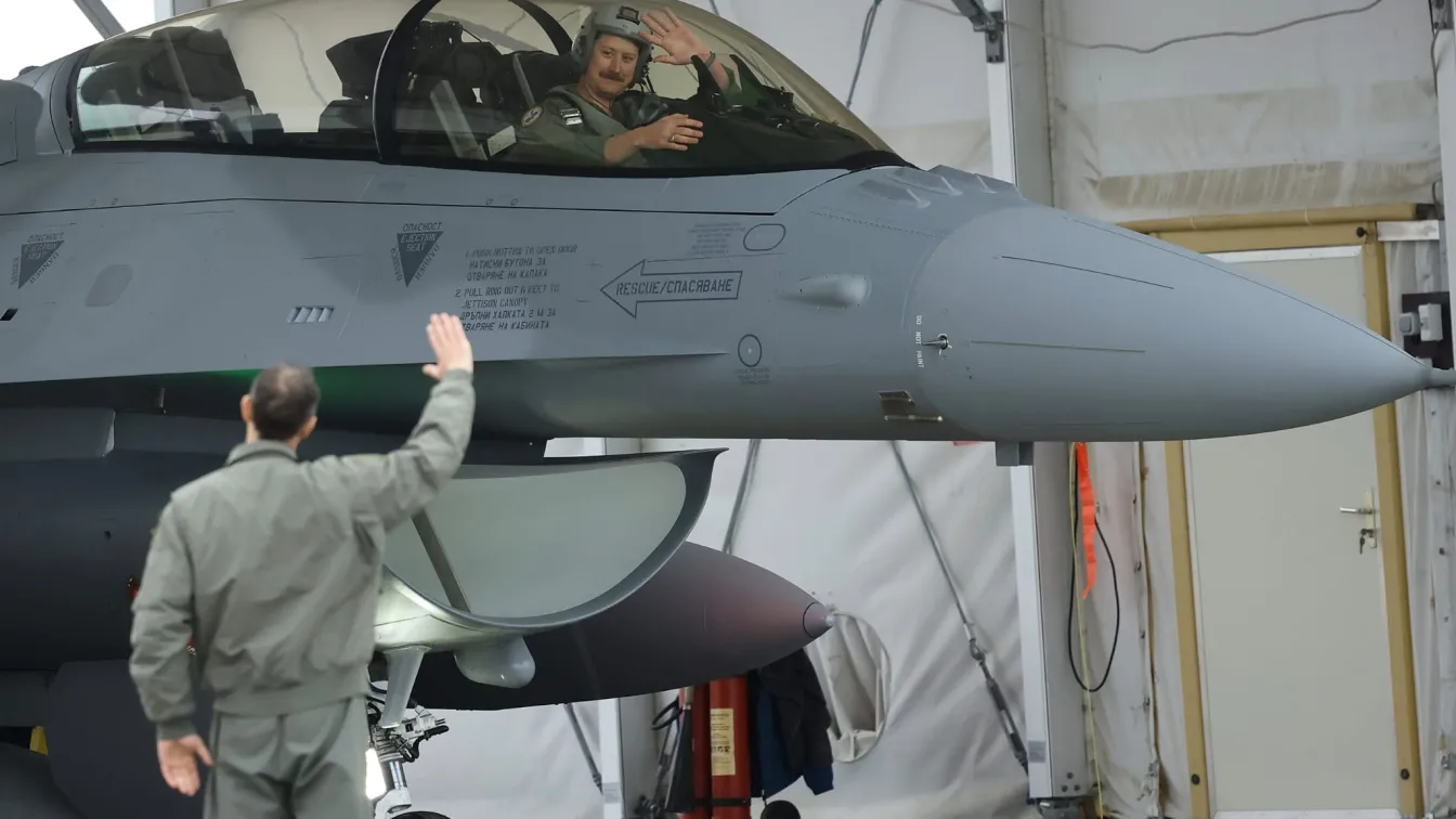 От САЩ към България е тръгнал и вторият изтребител F-16